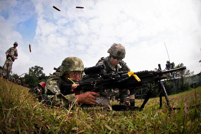 Lính Mỹ dẫn bắn (súng máy M249) cho binh sỹ Indonesia